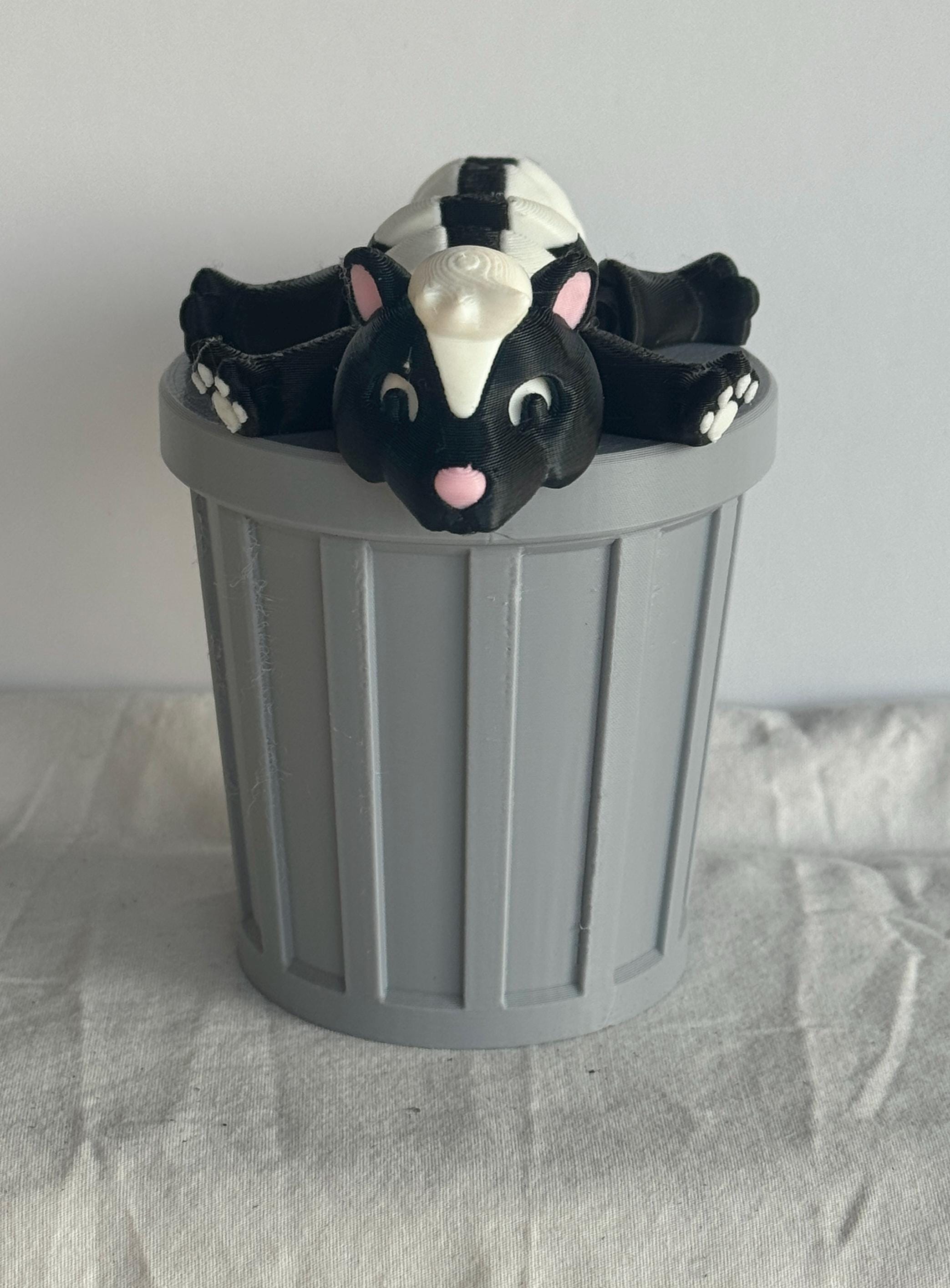 Skunk Fidget Toy, 3D Printed Articulated Skunk – Dumpster Animal Gift – Trash Can or Tree Stump Desk Pet – Cute Animal Figurine - KV3D Designs
