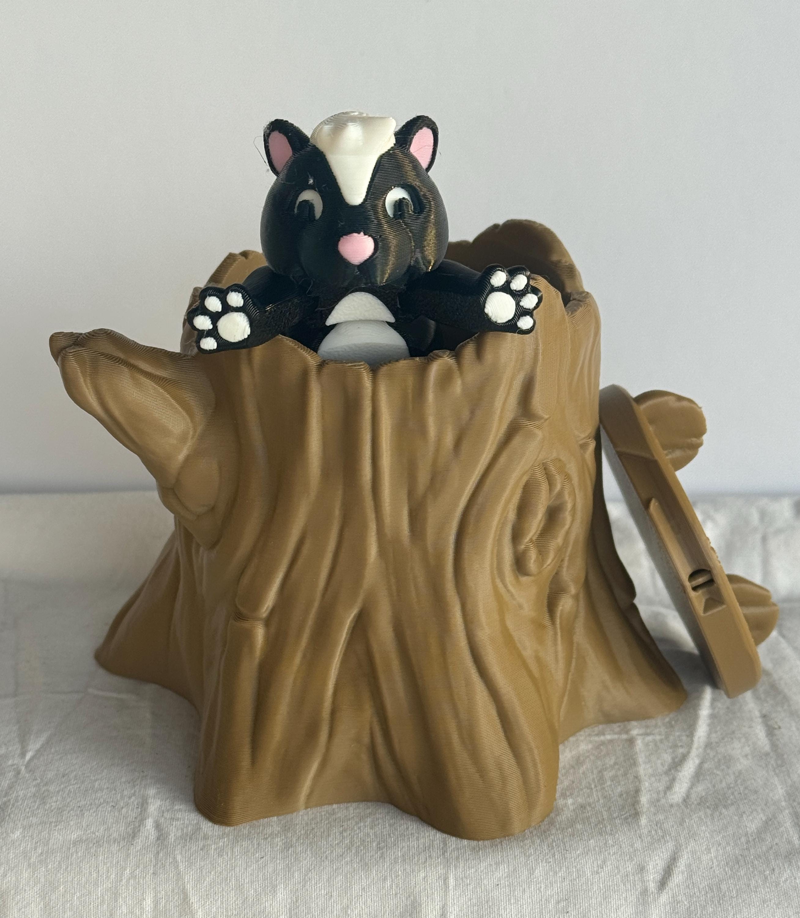 Skunk Fidget Toy, 3D Printed Articulated Skunk – Dumpster Animal Gift – Trash Can or Tree Stump Desk Pet – Cute Animal Figurine - KV3D Designs