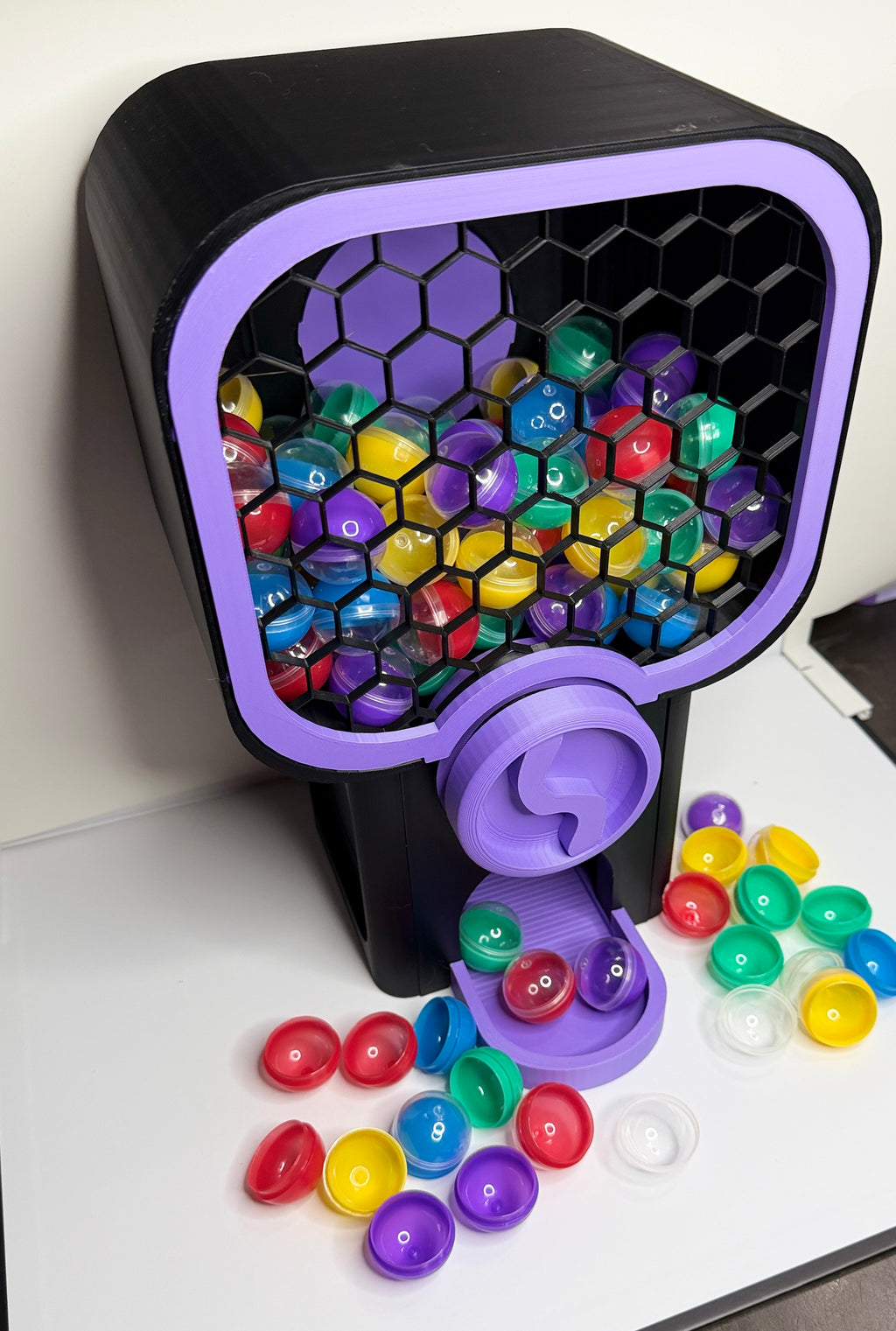 Functional 3D printed mini vending machine dispensing capsule toy