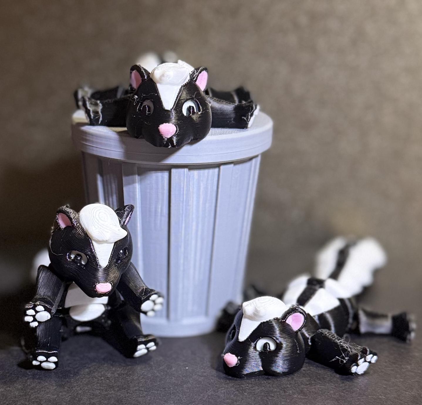 Skunk Fidget Toy, 3D Printed Articulated Skunk – Dumpster Animal Gift – Trash Can or Tree Stump Desk Pet – Cute Animal Figurine - KV3D Designs