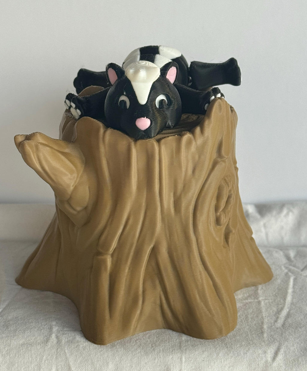 Skunk Fidget Toy, 3D Printed Articulated Skunk – Dumpster Animal Gift – Trash Can or Tree Stump Desk Pet – Cute Animal Figurine - KV3D Designs